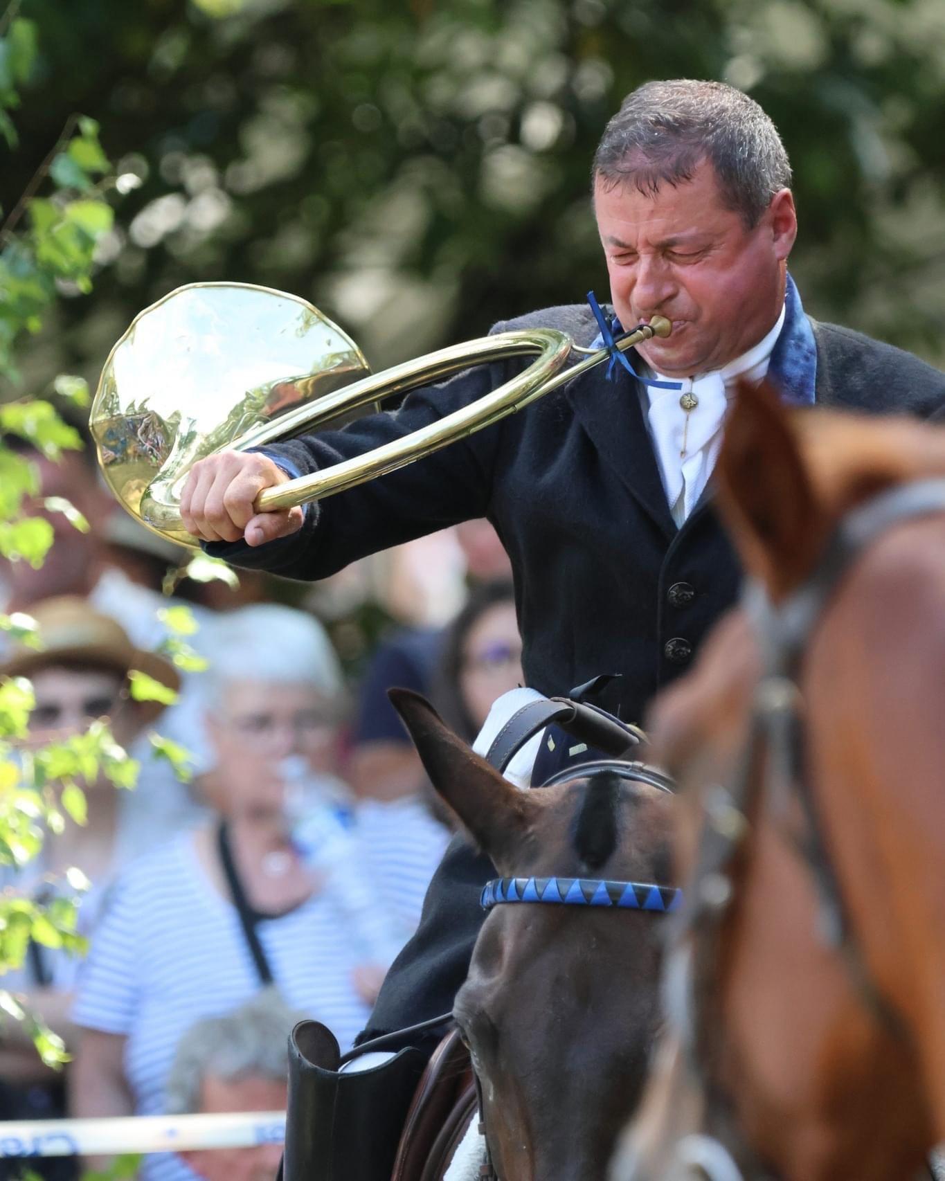 🔙  Pour vous vous aider à patienter avant le début de saison, retour en images sur la fête de la chasse de Saint Benoît la Forêt de ce week-end 📯👏🏼