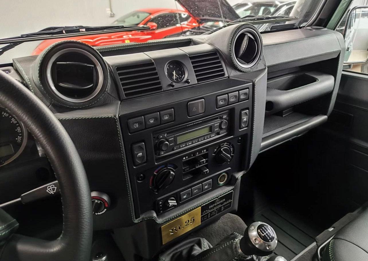 Оригинальная версия Land Rover Defender Blaser Edition, № 25 из 60