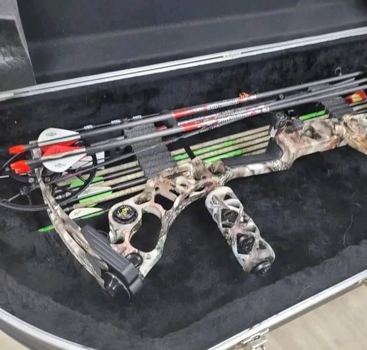 Mathews Halon 28/70 Compound Bow CAMO (Slightly Used) WITH SKB HARD CASE.