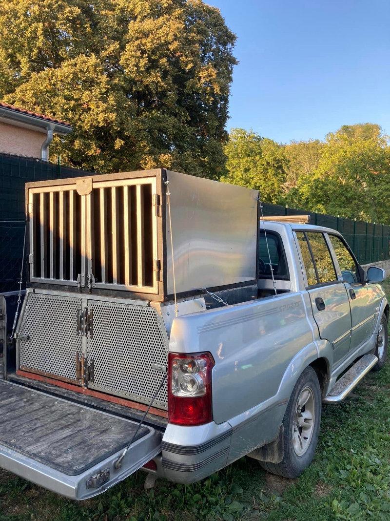 Bonjour je vends ma caisse tout en aluminium quatre compartiments, deux en haut deux en bas, capacité 8-10 grand chiens.