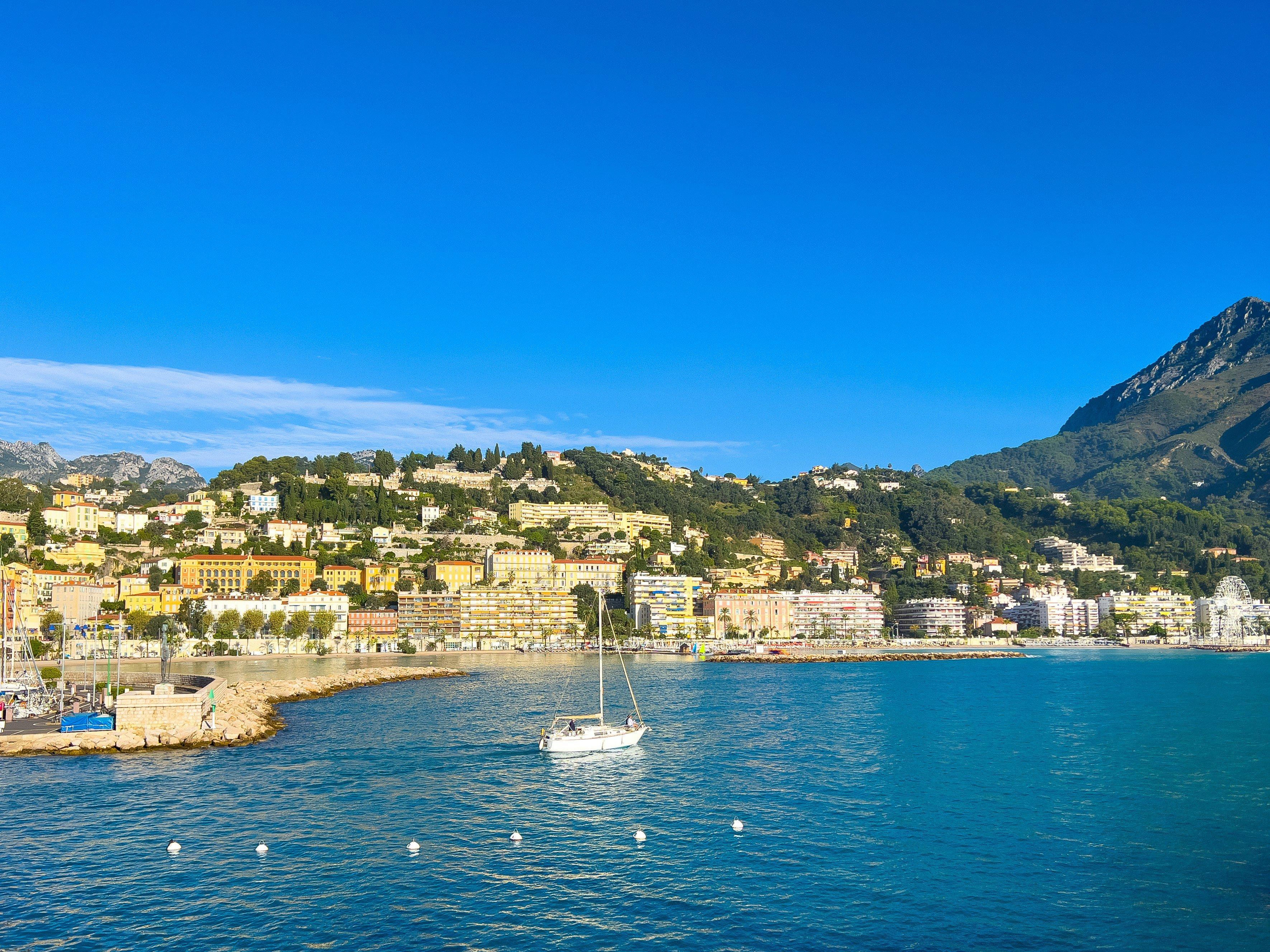 Plongée dans la Chasse en CÔTE D'AZUR: Géographie méditerranéenne, démographie des chasseurs, types de gibier et traditions locales