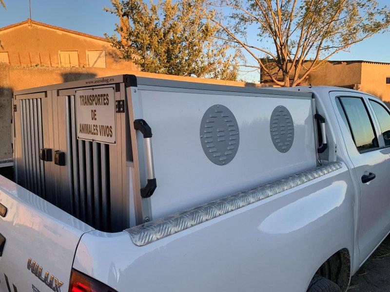 En venta box fabricado por axesdog en el mes de mayo, de aluminio y sándwich, 4 divisiones con 2 puertas interiores y 2 cajones inferiores, uno con acolchado para el arma.