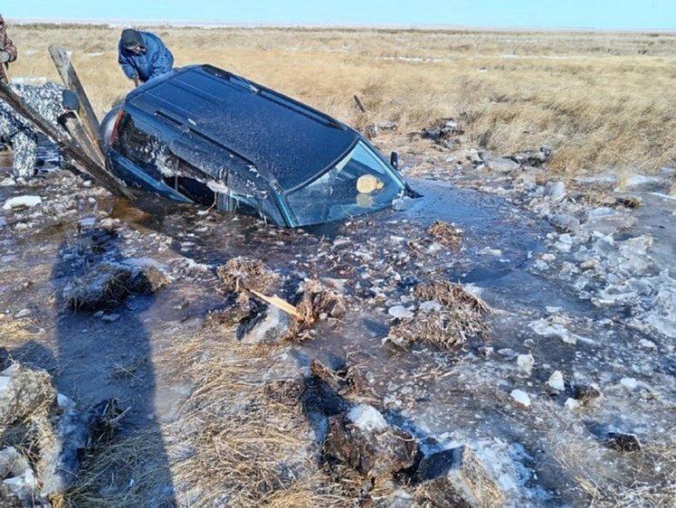 В Амурской области рыбак на внедорожнике попытался как можно ближе подъехать к избранному для лова месту, но автомобиль провалился в воду на тонком льду.