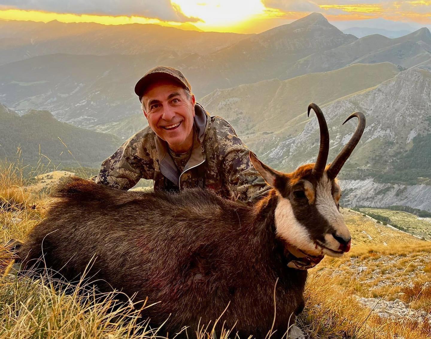 🇺🇸 As hunters, we are witnesses of the beautiful landscapes that nature has to offer, and to be able to connect with such a great Alpine Chamois in a place like this is way more than what we had ever asked for.