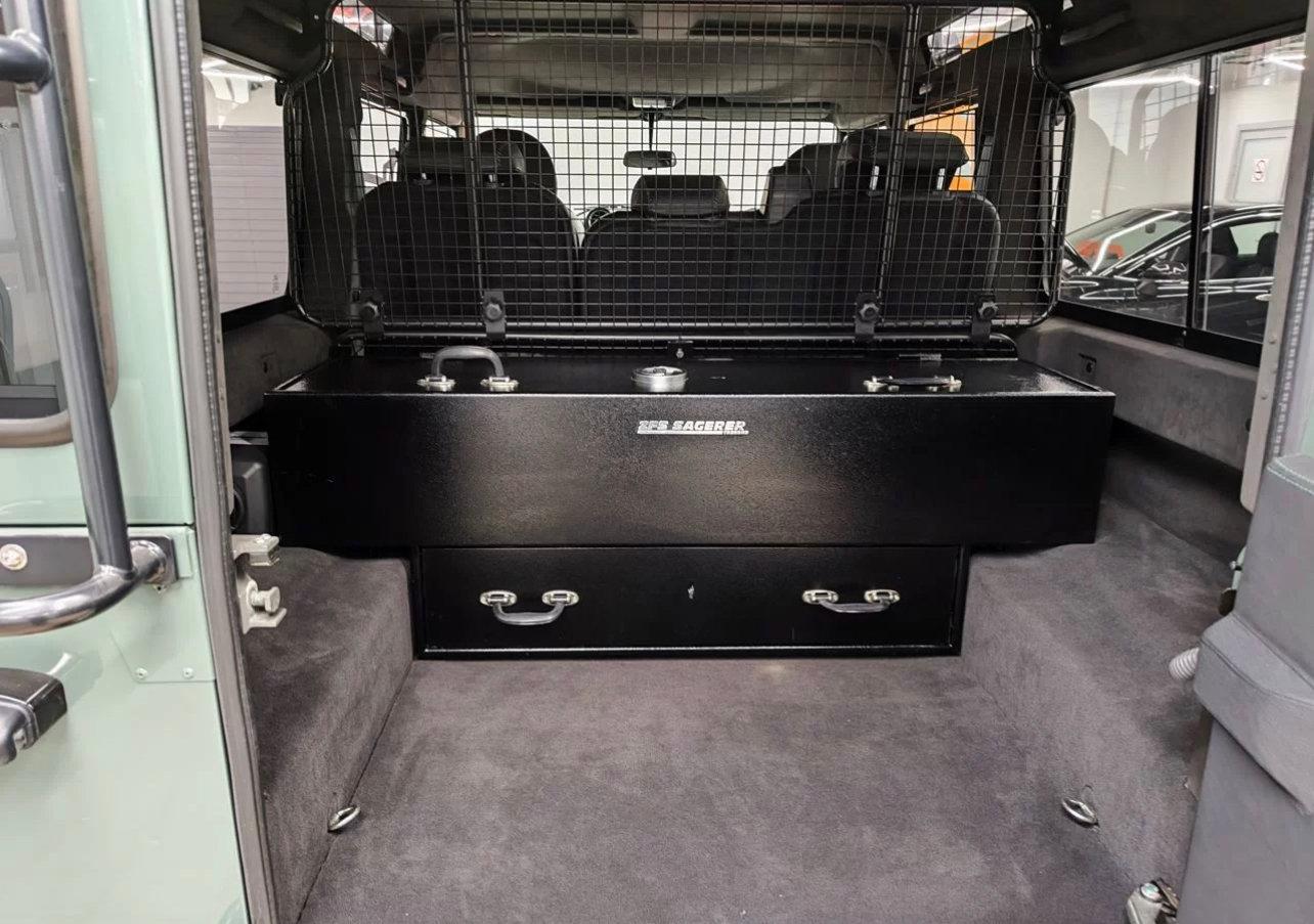 Оригинальная версия Land Rover Defender Blaser Edition, № 25 из 60