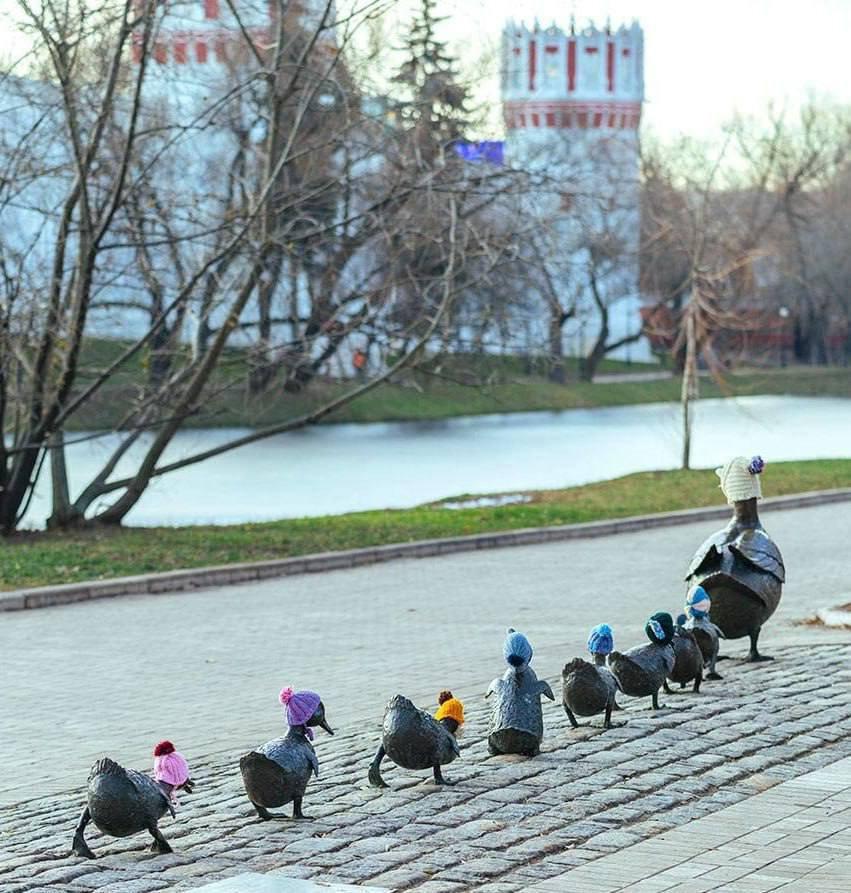 В Москве нарядили памятник уточек, чтобы те не замерзли зимой