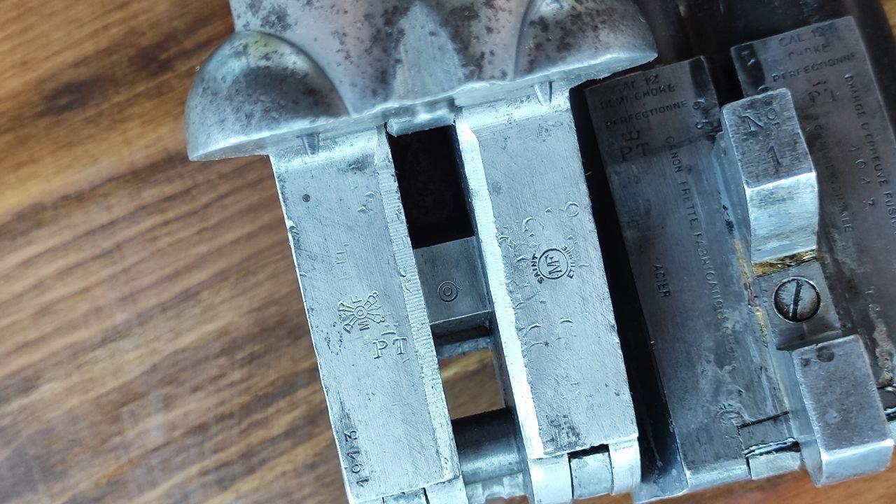 Review of the French shot gun, the ROBUST, manufactured in 1913, featuring a 12 gauge, English stock, and reinforced barrels.