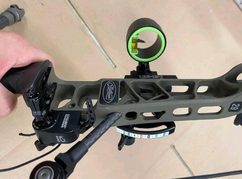 Used Mathews V3X 29 RH Compound Bow (ambush green) used for a season only