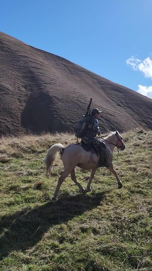 Walk, trot, amble, gallop, jump
What pace do we prepare for the start of the hunting season in the Caucasus?
➡️ For example, in Dagestan before hunting for the Dagestan