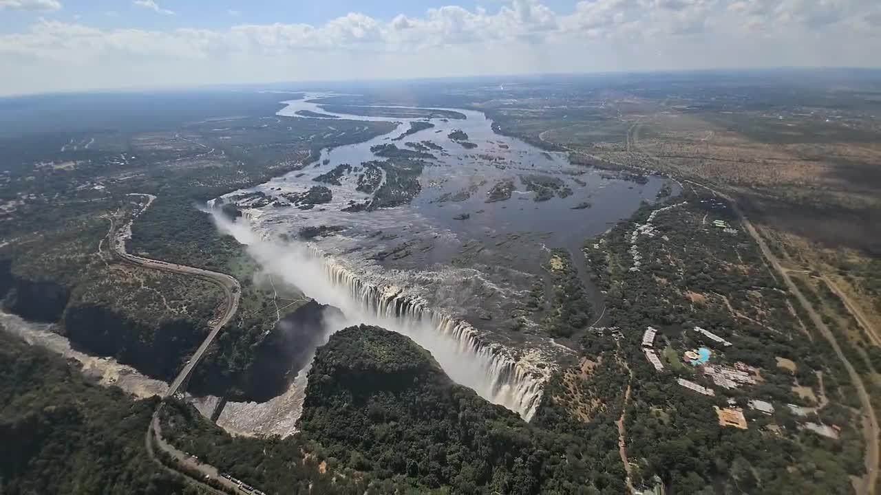 So simple, so neighborly
...you can cross the bridge over the thundering Victoria Falls from 🇿🇼 Zimbabwe to 🇿🇲 Zambia!
‼️ If you have always dreamed of traveling aro