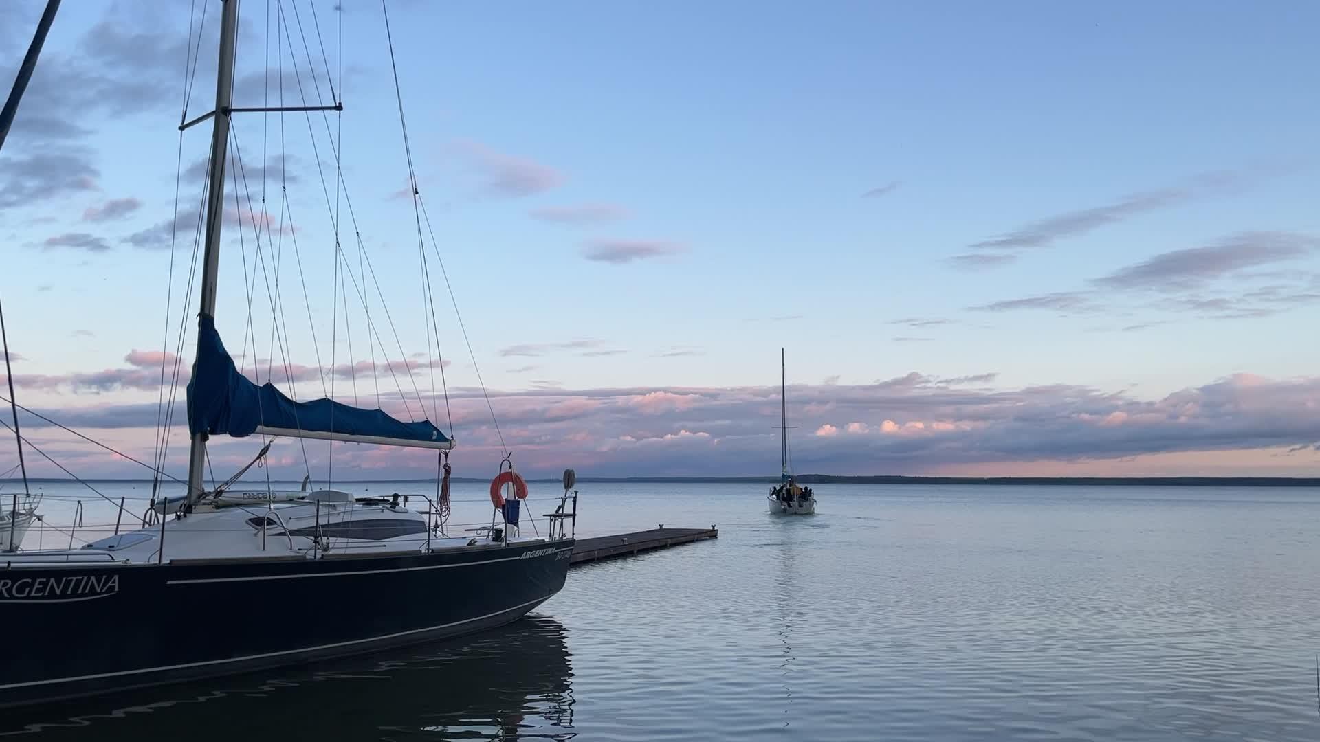 Se détendre au bord du lac Narotch, c’est magique.
Entre les forêts de pins, l’eau claire et les couchers de soleil dorés, tout invite à la sérénité. On peut se promener