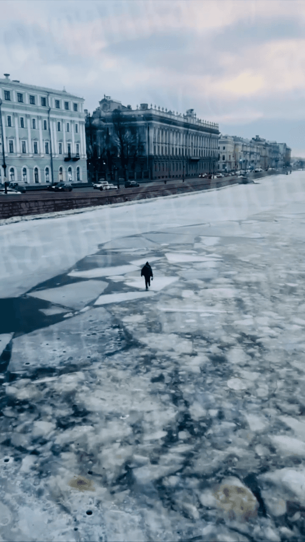 The most fearless people in Russia are fishermen who are fond of ice fishing…